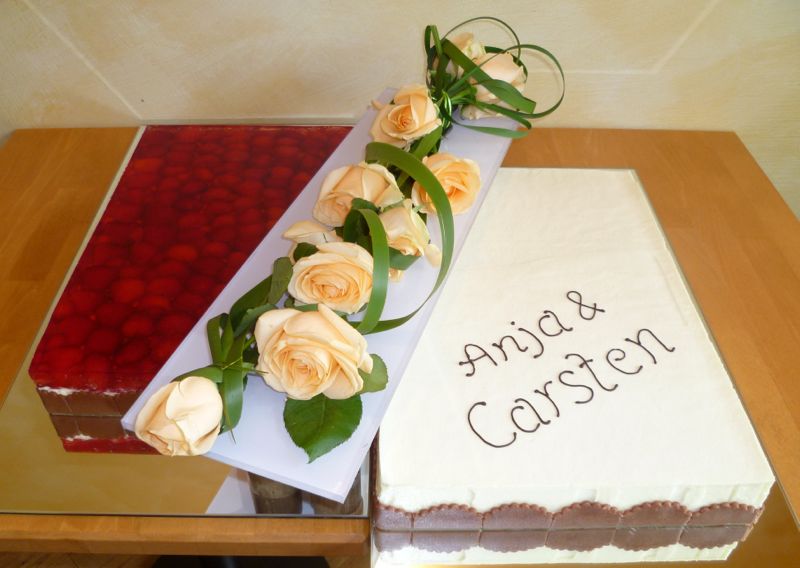 Hochzeitstorte aus Frucht- und Buttercreme mit Rosen-Blumenbouquet