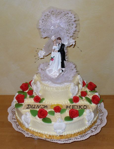 Hochzeitstorte aus Buttercreme zweistöckig und oben mit Brautpaar
