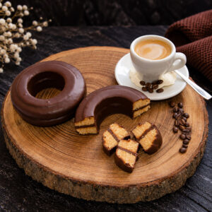 Baumkuchen mit Nougatfüllung und dunkler Kuvertüre überzogen