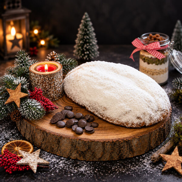 Stollen mit Schokotropfen gestrichen
