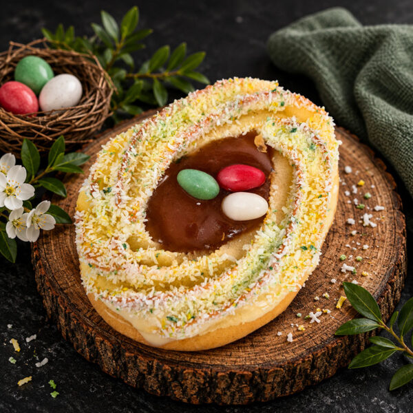 Makronen-Osternest mit Zucker-Eiern