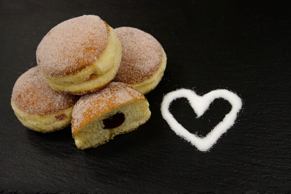 Pfannkuchen - Krapfen mit Fruchtkonfitürefüllung