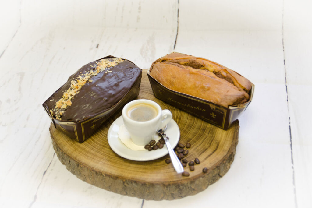 Überzogene und ohne Überzug Sandkuchen zum Kaffee